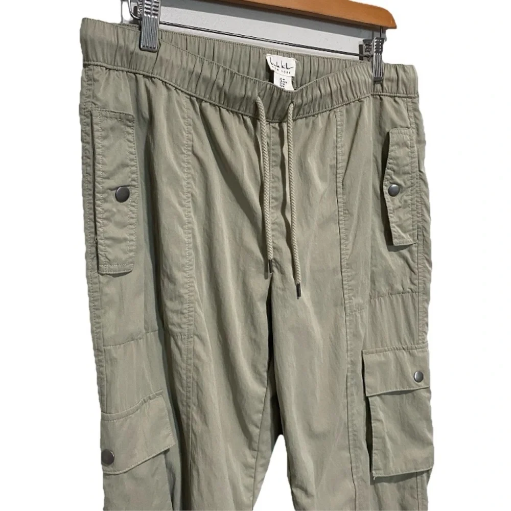 Nicole Miller New‎ York Women's Sage Green Joggers Size M w/ Multiple Pockets